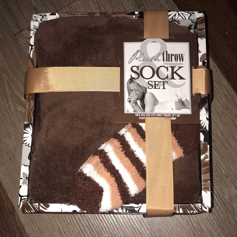 NIB Plush Throw & Sock Gift Set